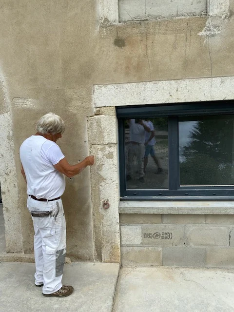 Artisan F.BP Rénovation préparant une façade