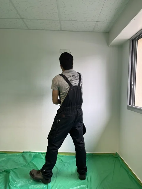 Artisan F.BP Rénovation sur un chantier de peinture intérieure