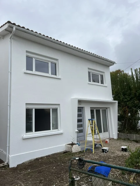 Façade de maison rénovée et repeinte par F.BP Rénovation